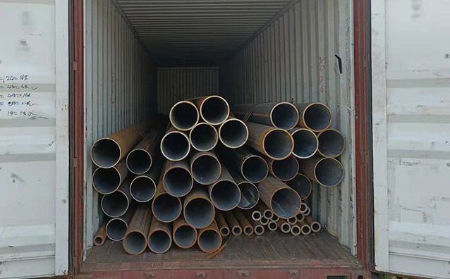 540 tons of hot-rolled seamless steel pipes were packed into containers and sent to Ho Chi Minh